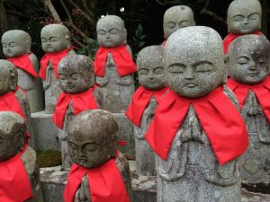 Japanese sculptures with red neck scarves, Pzhere photo CC 2.0 photo